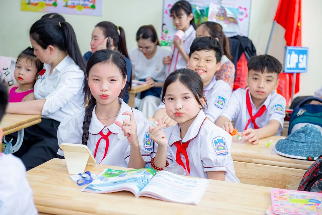 Giáo viên trình chiếu màn hình báo cáo tiến độ học tập trên ứng dụng cho phụ huynh xem