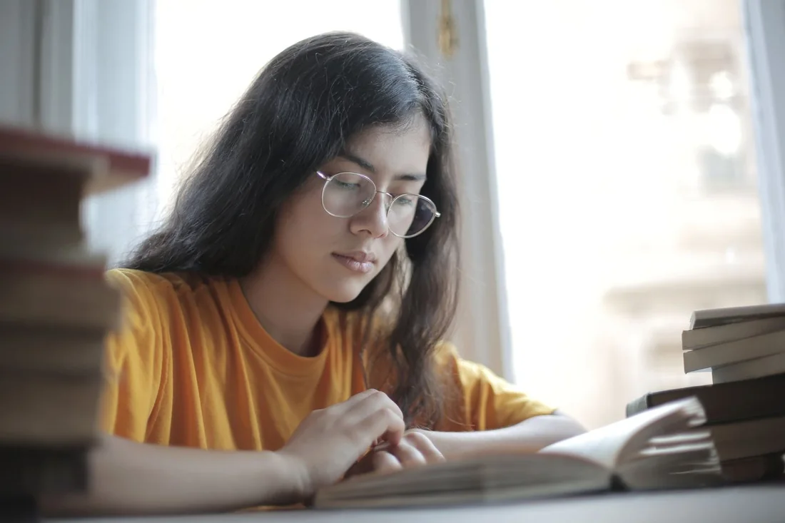 Học viên nữ cầm phiếu điểm IELTS 8.0 chụp ảnh cùng giáo viên tại Cơ sở Thủ Đức