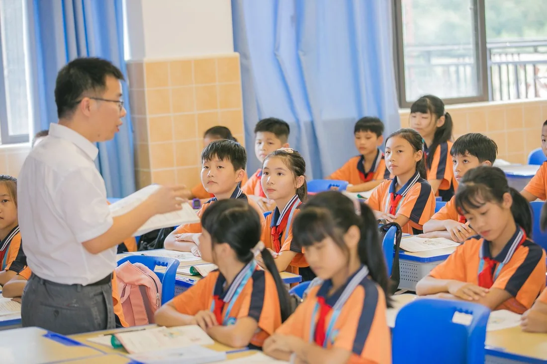 Phụ huynh ngồi theo nhóm nhỏ ghi chép trong buổi workshop tại phòng học sáng sủa